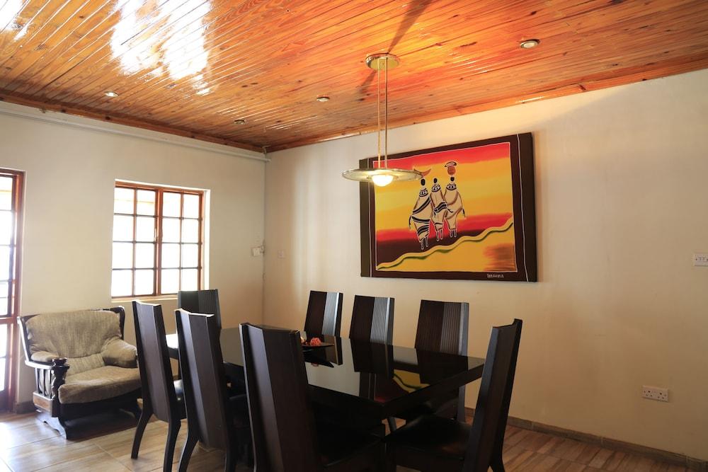 هايثومس جيست هاوس