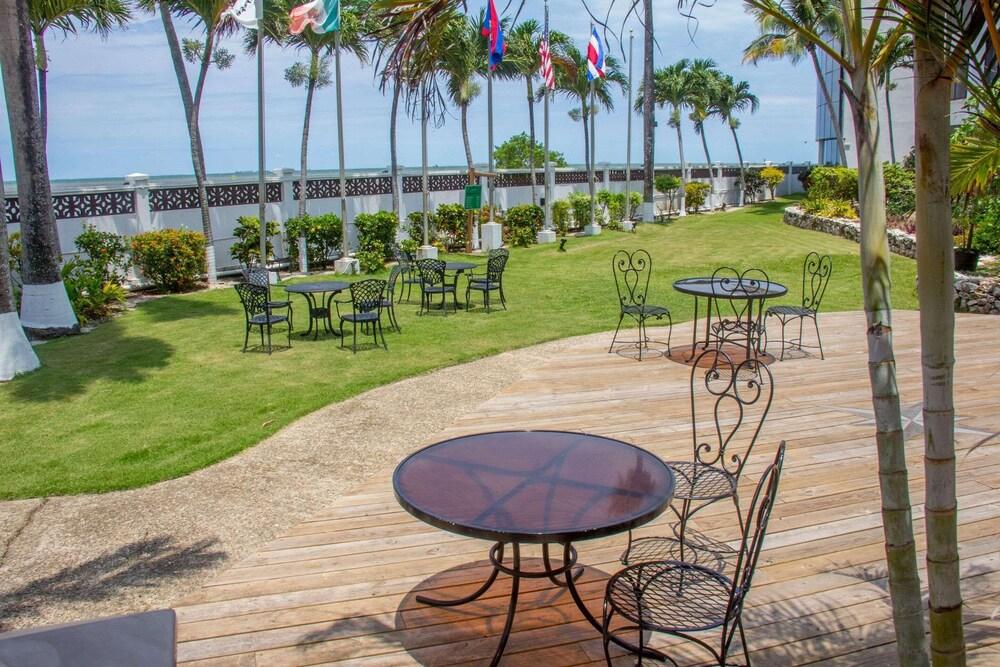 Radisson Fort George Hotel and Marina