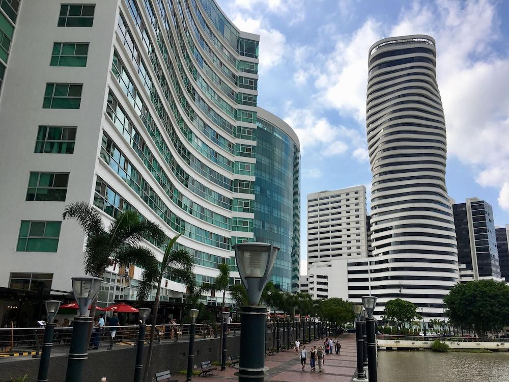 لاكشري سويتس ريفر فرونت جي واي إي