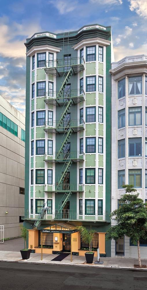 إن آت ذي أوبرا