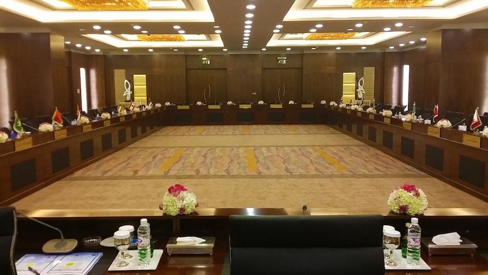 كراون بلازا الكويت مدينة الثريا فندق تابع لمجموعة فنادق آي إيتش جي