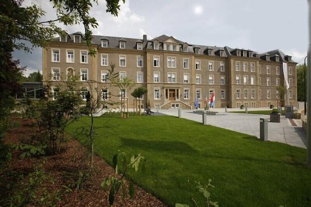 هوتل - ريسايدنس أم كلاوشتر