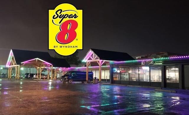 سوبر 8 باي ويندام سبروس جروف