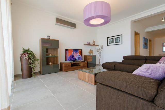 Seafront Luxury Apartment Pool and Great Location