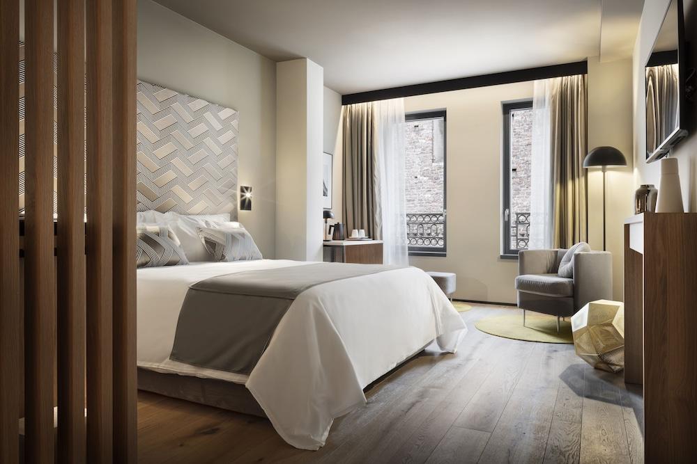 سبيروناري سويتس