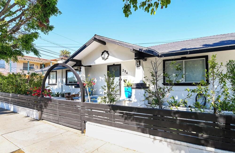 Immaculate 3bdr Private Bungalow, Walk to Beach!