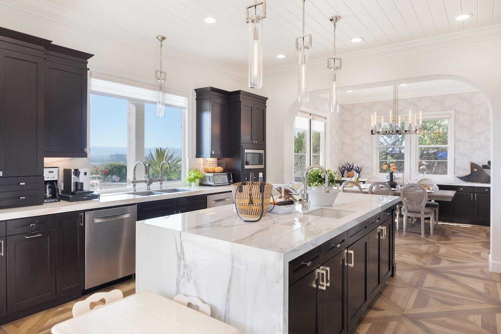 أوشن فيو إسكايب ويذ برايفت هوت توب، جورميت كيتشن، فايربليس، فيتنس روم